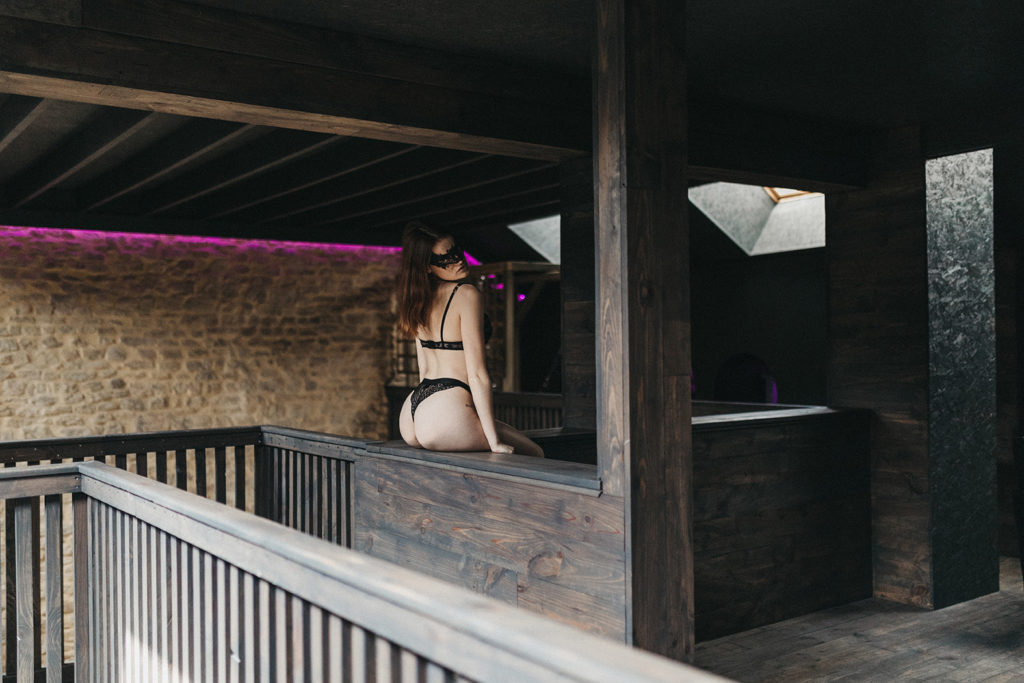 En lingerie, mezzanine violette