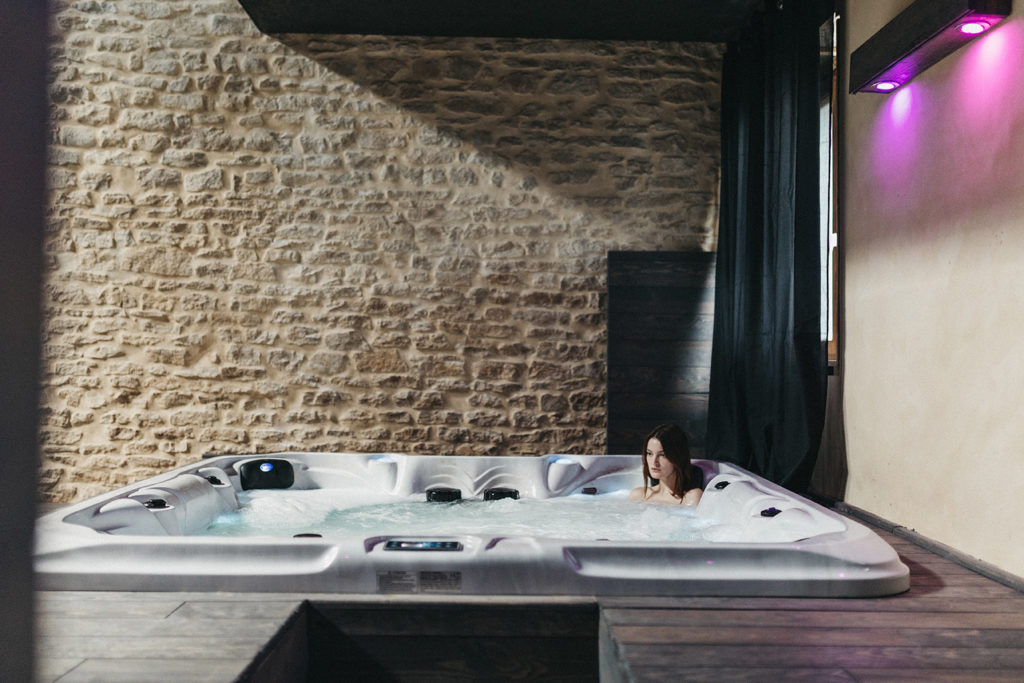 Jacuzzi, pierre et pénombre