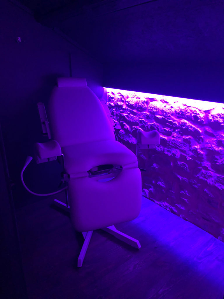 Fauteuil de soin, lumière bleutée